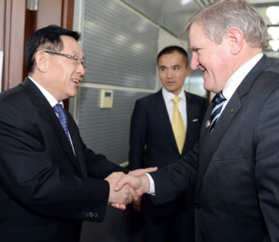 Chinese Minister for Science and Technology, Dr Wan Gang, greets Australian Industry Minister Ian Macfarlane to seal the shared research agreement in Beijing. Image: Peoples Republic of China Ministry of Science and Technology.